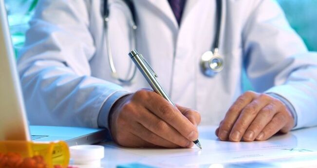 Il medico prescrive un trattamento per un paziente con parassiti sotto la pelle