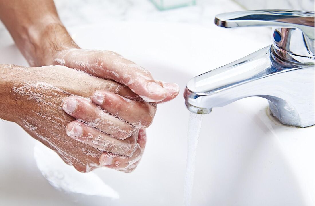 lavarsi le mani per prevenire l'infezione da parassiti