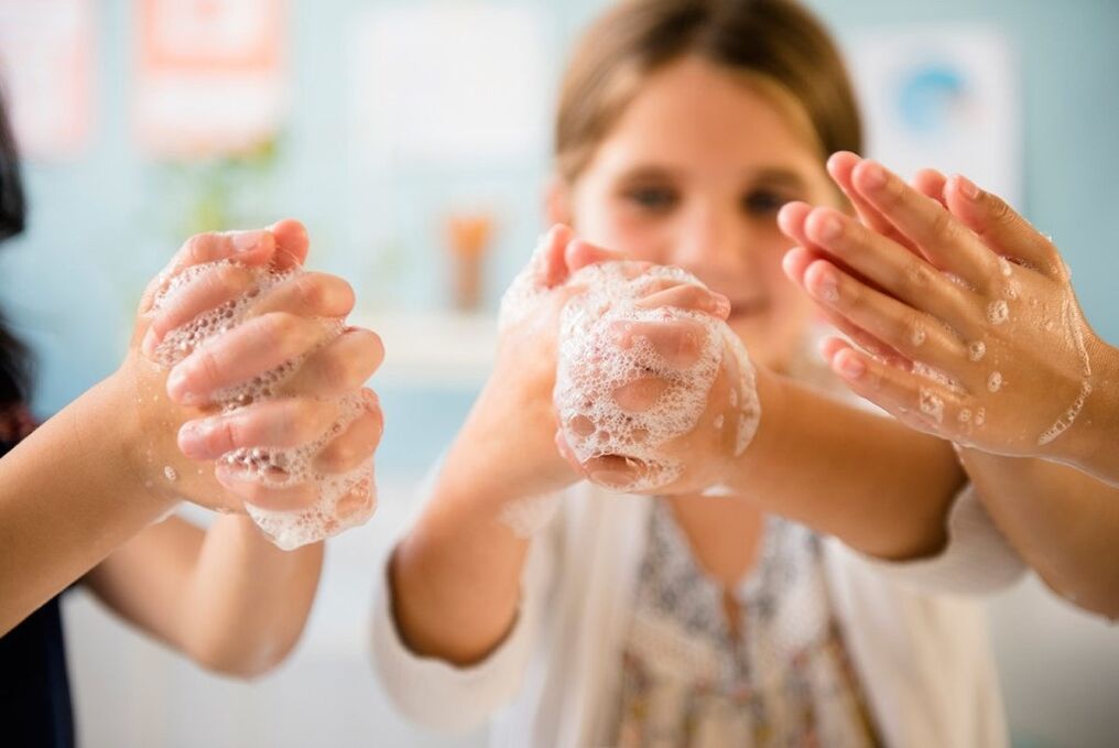 lavarsi le mani per prevenire l'infezione da vermi